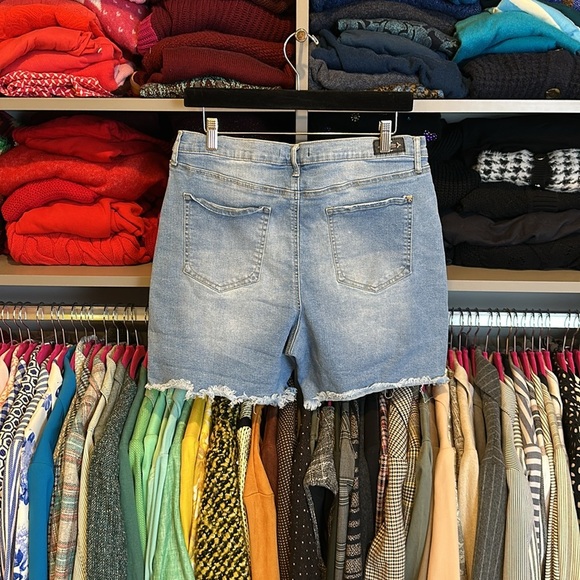 Nanette Lepore blue raw hem distressed Belle high rise jean shorts size 14 - Picture 3 of 3